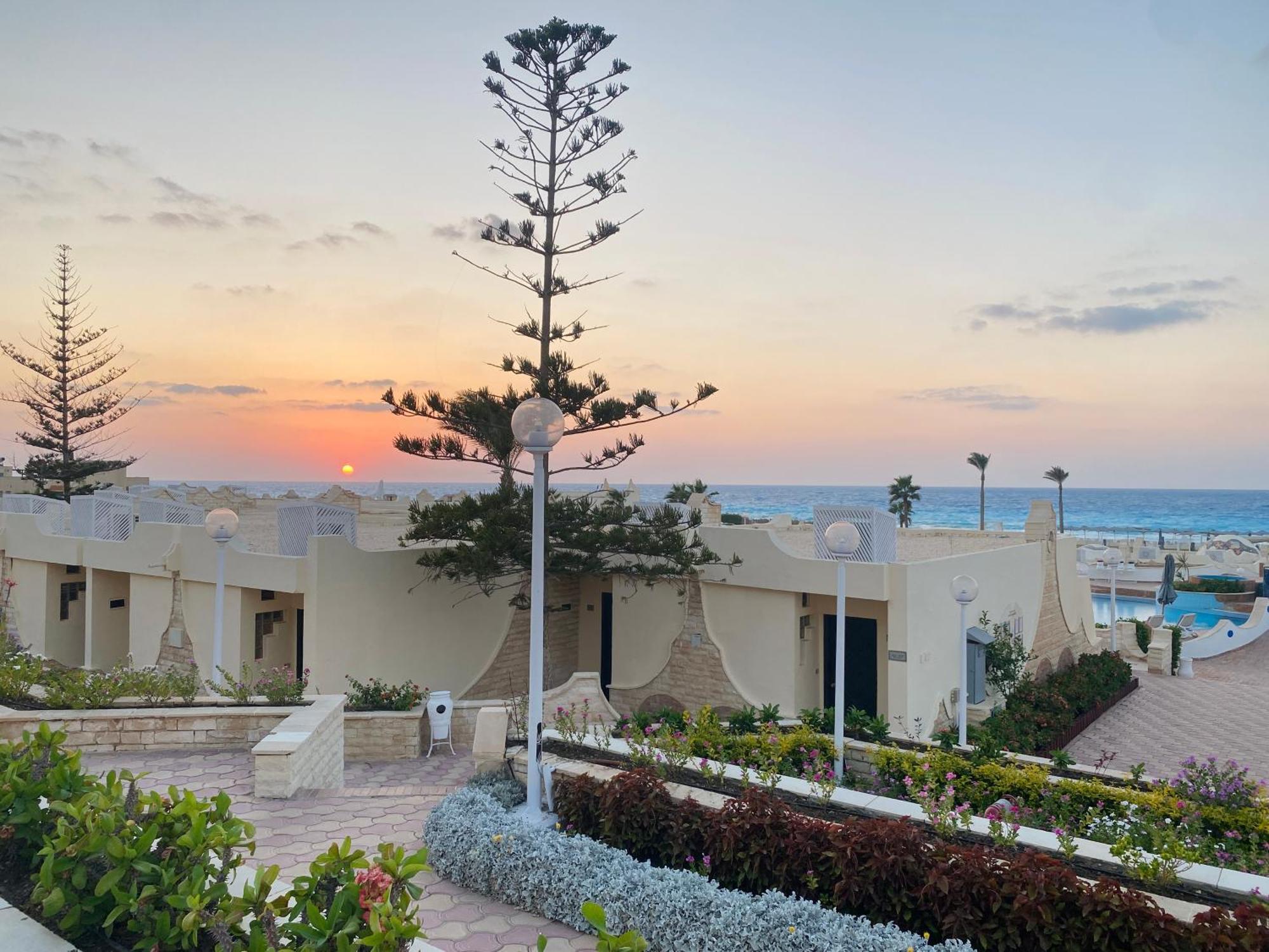 Borg El Arab Beach Resort Ngoại thất bức ảnh Sunset at the hotel